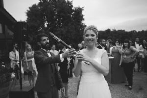 photos d'une marié avec une batte de baseball qui va jouer avec une pinata